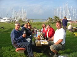 Die gesamte Truppe in Vitte beim Grillen