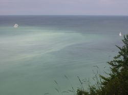 Blick von den Kreidefelsen auf die Rügensche Karibik